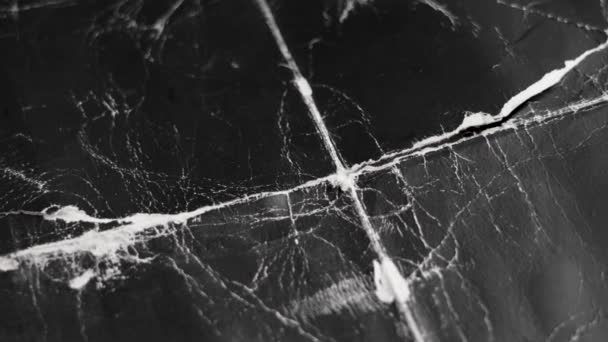 Eskimiş Beyaz Kırışıklıkları Eski Püskü Kıvrımları Olan Siyah Yırtık Kağıt — Stok video