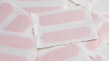 Tıbbi yapıştırıcı bandaj ya da yapıştırıcı.