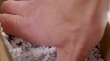 Beyaz parçalanmış plastik dolduruculu paket kutusu kapatılıyor