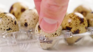 Plastik bir pakette bıldırcın yumurtası.