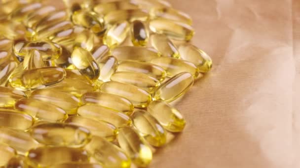 Zdrowa Przyroda Uzupełnia Kwasy Tłuszczowe Omega Żółte Kapsułki Olejem Rybnym — Wideo stockowe