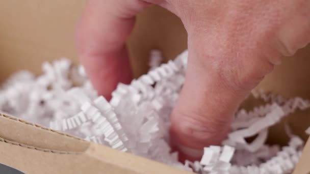 Paketkasten Mit Weißen Geschredderten Kunststofffüllstoff Nahaufnahme — Stockvideo