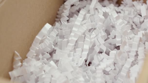 Caja Cartón Abierta Con Relleno Plástico Rallado Blanco Cerca Rotación — Vídeos de Stock