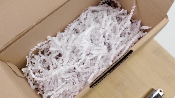 Boîte Ouverte Carton Avec Remplissage Plastique Blanc Déchiqueté Fermer — Video