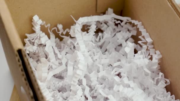 Embalaje Una Caja Cartón Con Relleno Plástico Protector Blanco Para — Vídeos de Stock