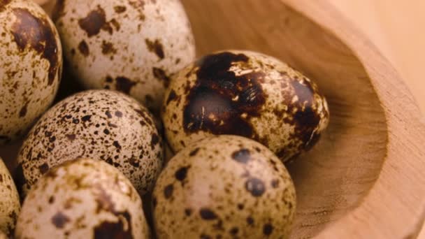 Telur Puyuh Pertanian Dalam Mangkuk Kayu Pedesaan Dekat Rotasi — Stok Video