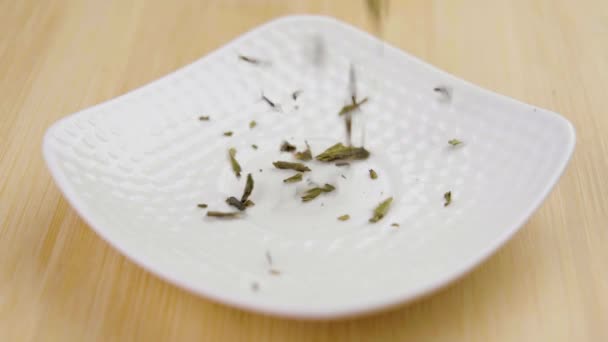煎茶緑茶乾燥葉 スローモーションで落ちる日本の伝統的な飲料成分 — ストック動画