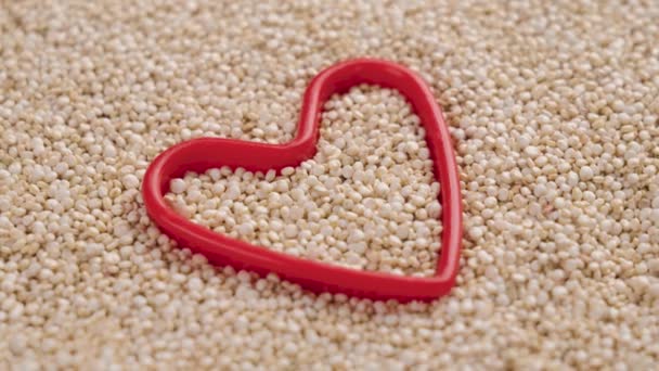 Quinoafrön Ett Plasthjärta Glutenfria Superfood Råa Korn Hälsosam Kost — Stockvideo