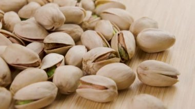 Kurutulmuş şam fıstığı yakından. Döndürme. Tahta bir yüzeyde