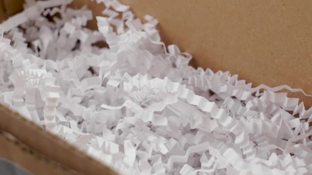 Otevřít Kartónovou Krabici Bílou Plastovou Skartovanou Výplní Detailní — Stock video