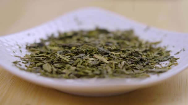 Японский Зеленый Чай Сенча Сушеные Листья Крупным Планом Падает Замедленной — стоковое видео