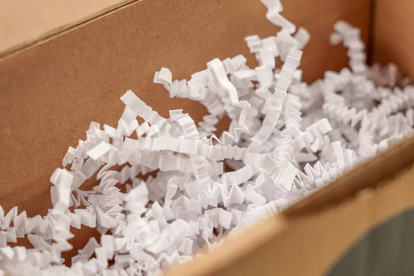 Caja Cartón Abierta Con Relleno Plástico Triturado Blanco Cerca —  Fotos de Stock