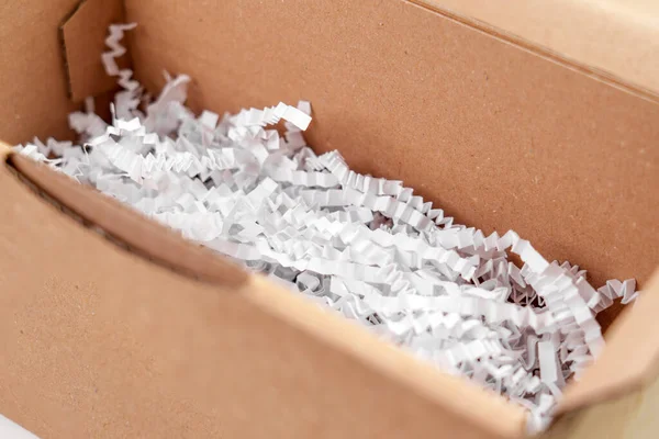 Embalagem Uma Caixa Papelão Pacote Com Enchimento Plástico Protetor Branco — Fotografia de Stock