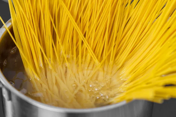 Ocakta Spagetti Pişirme Işlemi Yakın Plan — Stok fotoğraf