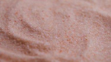 Himalaya tuzu. Yavaş çekimde düşen portakal mineral kristalleri. Beslenme malzemesi olarak. Döndürme