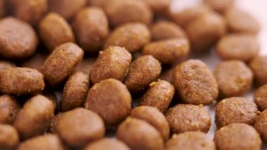 Günlük besleyici kuru hayvan makarnası.