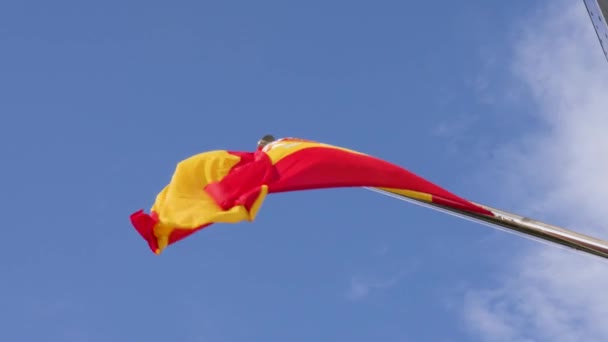 Bandera España Ondeando Sobre Cielo Nublado Cerca Símbolo Nacional Español — Vídeo de stock