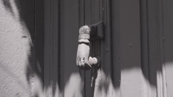 Старий Стукач Формі Руки Сірому Пофарбованому Старовинному Вході Тіні Листя — стокове відео