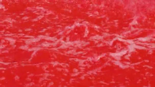 Véres Vörös Színű Víz Csobogott Lassított Felvételen Egy Hullámzó Felületen — Stock videók