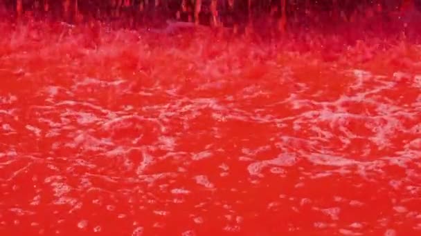 Кроваво Красного Цвета Вода Брызгает Замедленной Съемке Волнистую Поверхность Концепция — стоковое видео