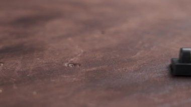 Tahtada yeşil baloncuklu küçük seviye ölçüm aracı