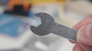 Metal krom mini ingiliz anahtarı el ele verip atölyeyi kapatın.