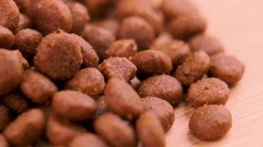 Yavrular için kurutulmuş doğal kedi maması. Çıtır çıtır kahverengi lezzetli parçalar. Döndürme.