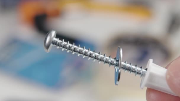 研修会の手の金属の釘が付いている白いプラスチック ダウエル — ストック動画