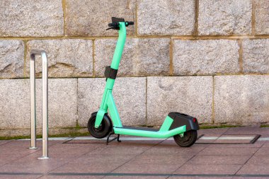 Bir elektrikli batarya scooter krom parlak çerçeveli sokak otoparkında