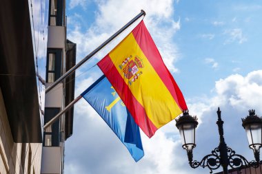 Oviedo, İspanya - 17 Haziran 2023: İspanya ve Asturias bölgesinin ulusal bayrağı