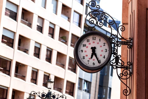 街の通りに錬鉄模様の装飾が施されたヴィンテージ都市の外観時計 — ストック写真