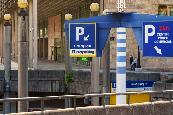 Oviedo Espanha Junho 2023 Sinal Estacionamento Subterrâneo Com Vagas Garagem Imagem De Stock