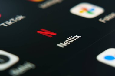 Oviedo, İspanya - Haziran 12, 2023: Netflix mobil uygulama logosu uygulamaları ile akıllı telefon android dokunmatik ekranı