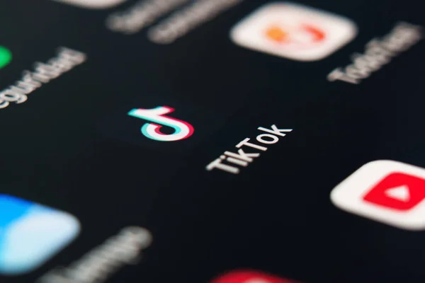 Oviedo, İspanya - Haziran 12, 2023: Akıllı telefon android dokunmatik ekran üzerinde Tiktok mobil uygulama logosu