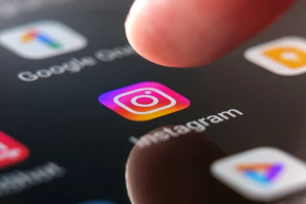 Oviedo, İspanya - Temmuz 04, 2023: Akıllı telefon ekranında parmak basılı Instagram uygulaması logosu. Genel sosyal ağ