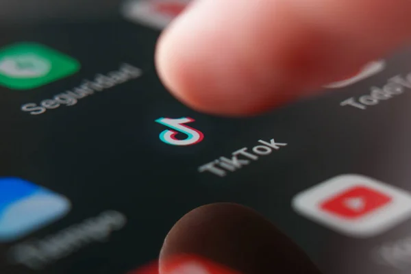 Oviedo, İspanya - Temmuz, 04, 2023: Tik tok uygulama logosu akıllı telefon ekranında parmağa basılı. Çin sosyal ağı