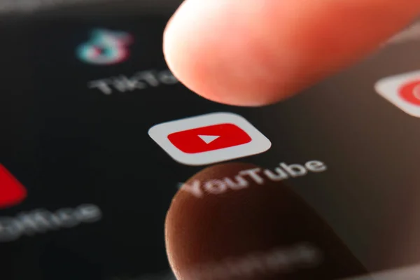 Oviedo, İspanya - Temmuz, 04, 2023: Parmağını iten akıllı telefon ekranında Youtube uygulama simgesi. Cep telefonundan sosyal medya servisi. Makro çekim