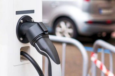 Elektrikli araba şarj istasyonu ve yakın çekim. Melez veya elektrikli araç için güç kaynağı noktası