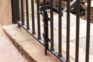 Demir antik bir kapının antik metal kilidi.