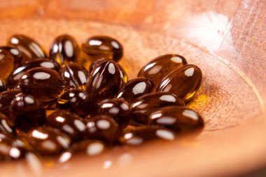 Şifalı kenevir bitkisinin bitkisel kapsülleri. Tahta kasede CBD hapları. Cannabidiol bitkisi tedavisi. Makro çekim