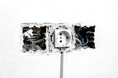 Kırık hasarlı prizler ve kapağı açık kablolar. Tamamlanmamış eski ana prizler