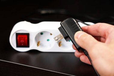 Farklı ekipman standartları nedeniyle Avrupa 'da bir otelin prizine elektrik prizi takarken bir hata oluştu