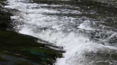 Bir dağ nehrinin akan sularının yavaş akışı.