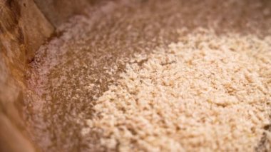 Sağlıklı bir takviye hazırlamak için suda Ayurvedic psyllium kabukları bulunur. Döndürme