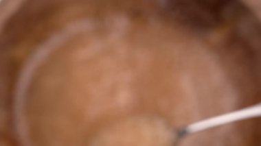 Ayurvedik psyllium kabukları kaşıkta suyla karıştırılır. Sağlıklı takviye jeli