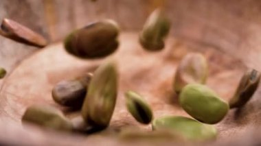 Çiğ fava (faba) fasulye yavaş çekimde ahşap bir kaseye düşüyor.