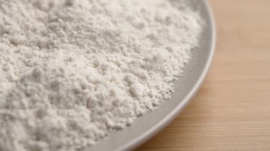 Mutfak gereçlerinde beyaz pirinç unu ve ahşap masa. Beslenme glütensiz fırın malzemesi. Döndürme