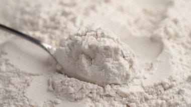 Kaşıkta beyaz pirinç unu. Yaklaş. Beslenme glütensiz fırın malzemesi. Döndürme