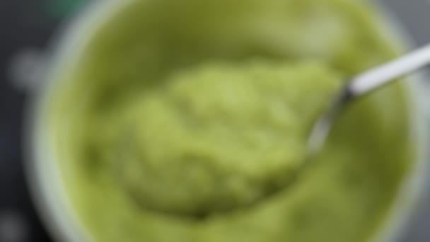 Verse Avocado Crème Lepel Guacamole Pasta Van Gepureerde Groene Vruchten — Stockvideo