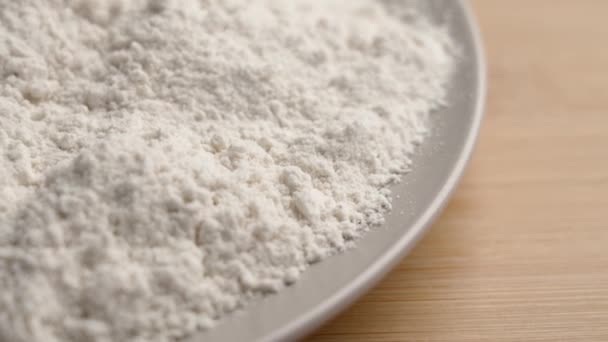 Weißes Reismehl Geschirr Auf Einem Holztisch Glutenfreie Backzutat Rotation — Stockvideo